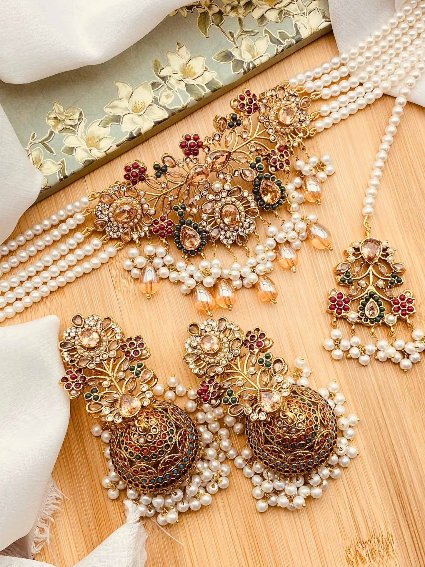Noratan Chokar Set